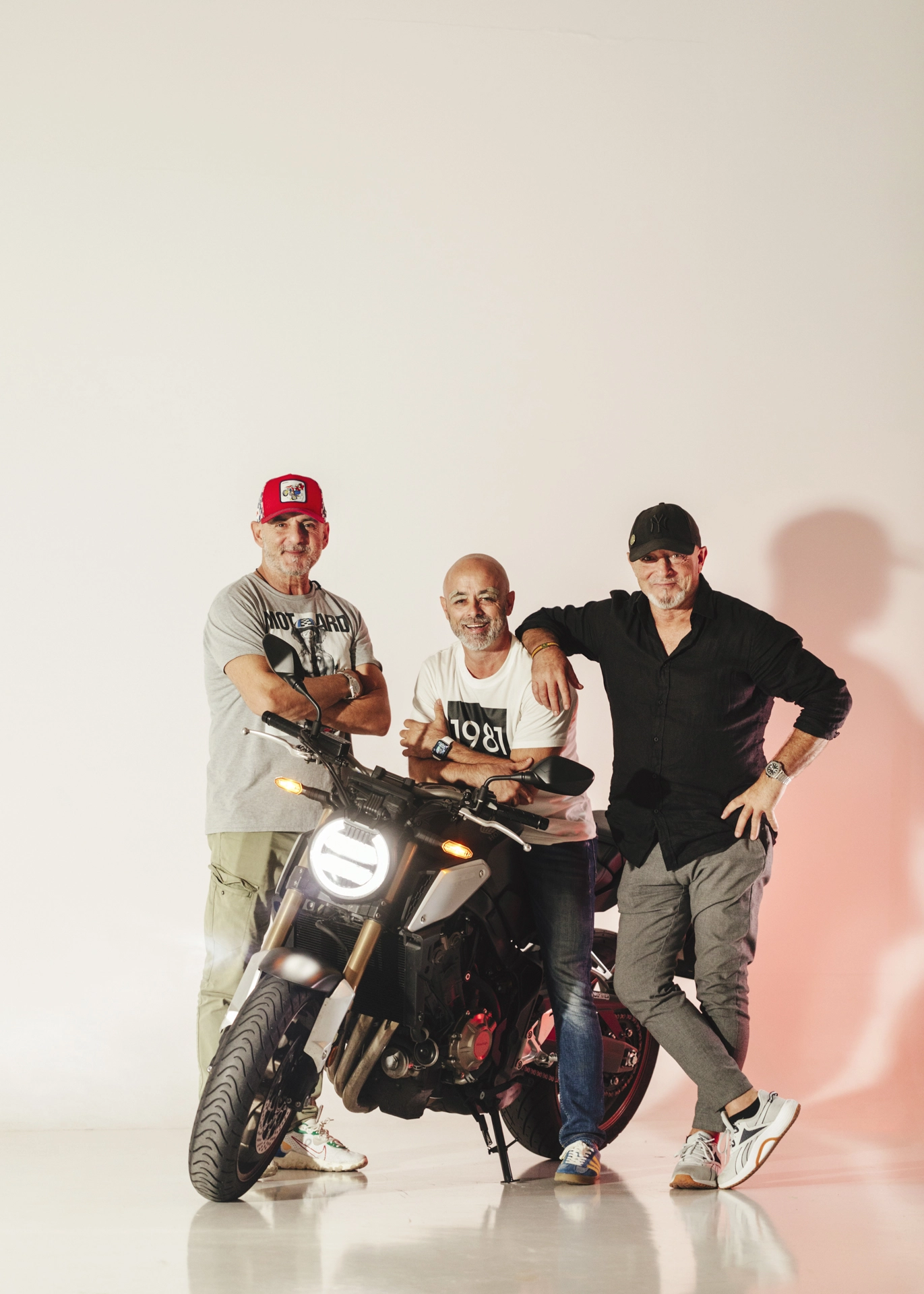 Hermanos Cazorla, creadores y fundadores de OCTANE junto a una motocicleta